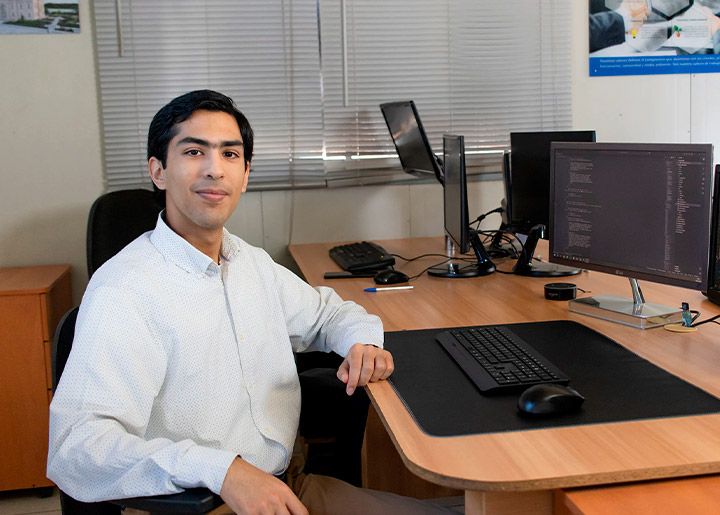 Funcionario en su escritorio